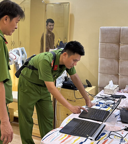 Cảnh sát kiểm tra các dữ liệu điện tử. Ảnh: Nhật Vy