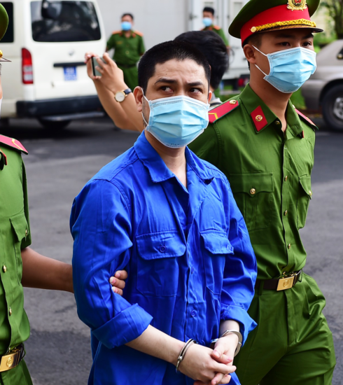 Bị cáo Trần Hoàn Tiên được đưa đến tòa. Ảnh: Thanh Tùng