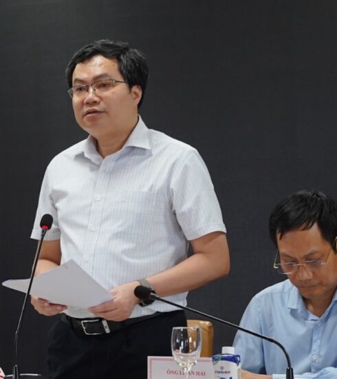 Ông Trần Việt Hòa, Cục trưởng Cục Điều tiết điện lực (Bộ Công Thương) trả lời tại cuộc họp ngày 7/6. Ảnh: Anh Minh