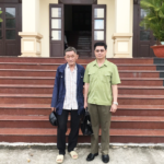 Ông Trịnh Dân Cường cùng người đại diện theo pháp luật đến tòa hòa giải ngày 9/6. Ảnh: Công Trung