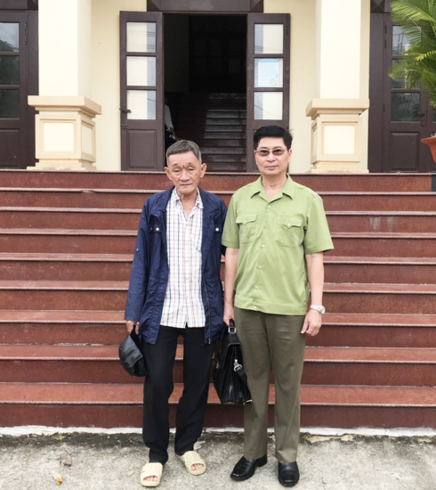 Ông Trịnh Dân Cường cùng người đại diện theo pháp luật đến tòa hòa giải ngày 9/6. Ảnh: Công Trung