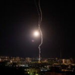 Vật thể bốc cháy trên bầu trời Kiev trong cuộc không kích rạng sáng 16/5. Ảnh: Reuters