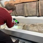 Nhà nghiên cứu quét 3D hài cốt phủ thạch cao trong quan tài. Ảnh: Đại học York