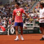 Ferrero (phải) và Alcaraz trong buổi tập tại Roland Garros hôm 7/6. Ảnh: ATP