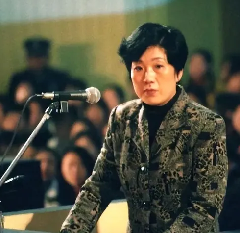 Tưởng Diễm Bình ra tòa năm 2001. Ảnh: Toutiao