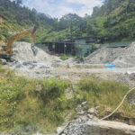 Mỏ vàng bãi ruộng chất đống chất thải sáng 19/7. Ảnh: Đắc Thành