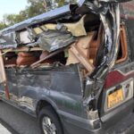 Xe khách biến dạng sau tai nạn, chiều 21/7. Ảnh: Lê Tân