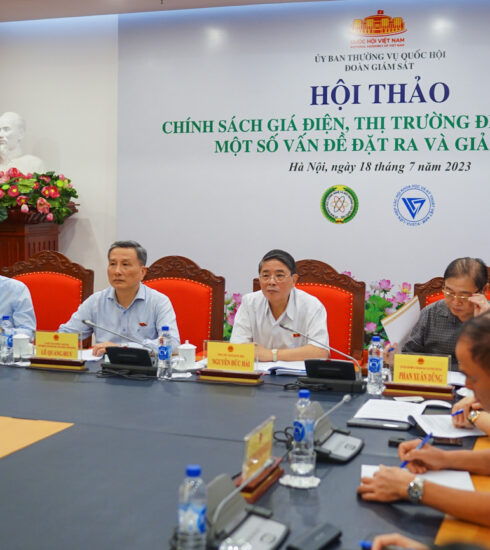 Các chuyên gia dự hội thảo chính sách giá điện, thị trường điện Việt Nam, ngày 18/7. Ảnh: Hoàng Hoa