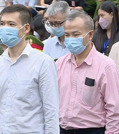 Ông Vũ Hồng Nam (áo Hồng) cựu Đại sứ Việt Nam tại Nhật Bản. Ảnh: Ngọc Thành