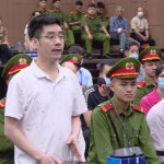 Bị cáo Hoàng Văn Hưng (đứng) tự bào chữa. Ảnh: Danh Lam