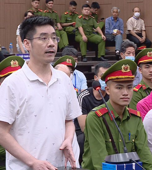 Bị cáo Hoàng Văn Hưng (đứng) tự bào chữa. Ảnh: Danh Lam