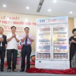 Anh hùng lao động Thái Hương - Chủ tịch Hội đồng Chiến lược Tập đoàn TH (thứ ba từ phải sang) cùng các chuyên gia khách mời ra mắt bộ sản phẩm mới. Ảnh: Tập đoàn TH