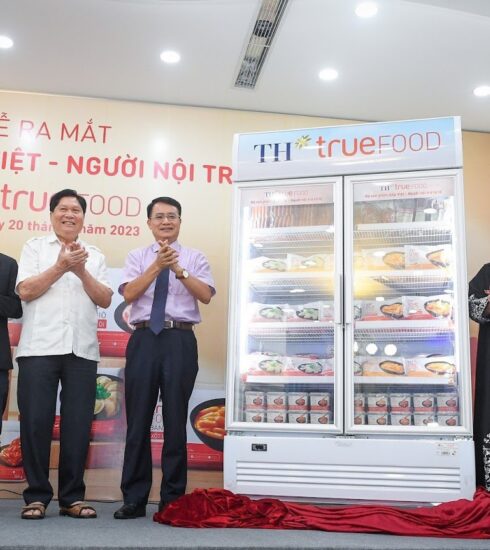 Anh hùng lao động Thái Hương - Chủ tịch Hội đồng Chiến lược Tập đoàn TH (thứ ba từ phải sang) cùng các chuyên gia khách mời ra mắt bộ sản phẩm mới. Ảnh: Tập đoàn TH