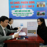 Lao động tham gia ứng tuyển tại phiên giao dịch do Trung tâm Dịch vụ việc làm Hà Nội tổ chức tháng 2/2023. Ảnh: Hồng Chiêu