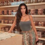 Kim Kardashian trong một cửa hàng của Skims. Ảnh: Skims