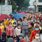 Công nhân Pouyuen - doanh nghiệp đông công nhân nhất TP HCM,  sau giờ tan ca tháng 6/2021. Đầu năm 2023 đến nay, công ty này liên tiếp cắt giảm khoảng 10.900 lao động. Ảnh: Như Quỳnh