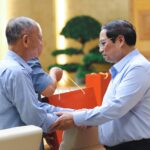 Thủ tướng Phạm Minh Chính gặp người có công tỉnh Nam Định, tháng 7/2023. Ảnh: Nhật Bắc