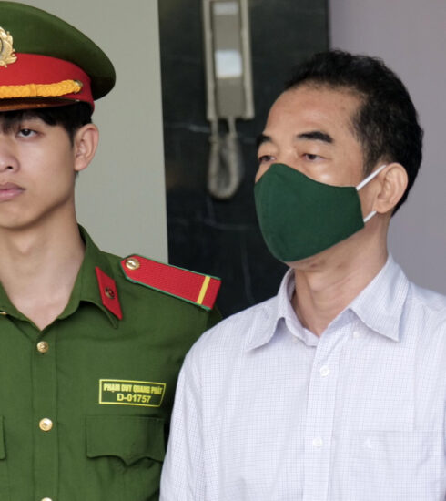 Cựu thứ trưởng Ngoại giao Tô Anh Dũng trong lần bị dẫn giải tới tòa. Ảnh: Ngọc Thành