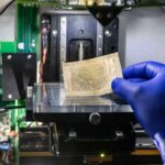 Nhà nghiên cứu kiểm tra tờ tiền dưới thiết bị quang phổ. Ảnh: Đại học Notre Dame