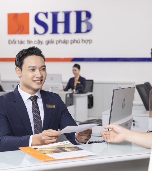 Nhân viên tư vấn cho khách tới giao dịch. Ảnh: SHB
