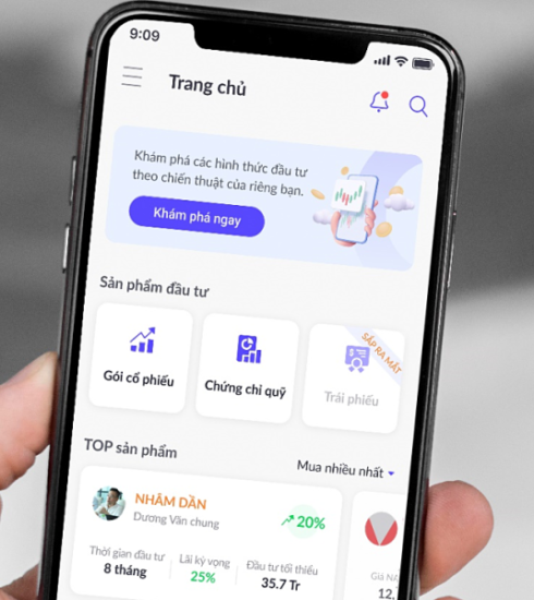 Nhà đầu tư đang thao tác mua chứng chỉ quỹ trực tuyến. Ảnh: MB