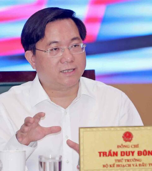 Thứ trưởng Trần Duy Đông phát biểu tại buổi họp báo sáng 15/8. Ảnh: NIC