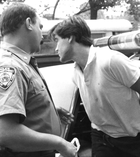 Robert Chambers bước ra khỏi xe cảnh sát với những vết xước rõ ràng trên mặt sau khi bị bắt vì tội giết Jennifer Levin. Ảnh: New York Post