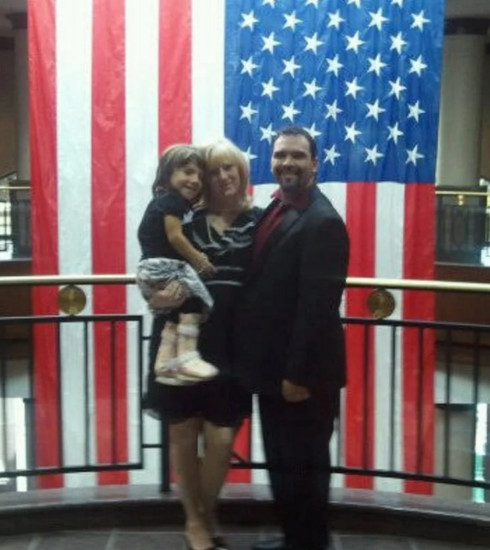 Vợ chồng Barnett ôm con gái nuôi Natalia Grace, năm 2010. Ảnh: Courtesy of ID