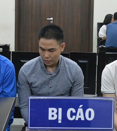 Từ trái qua: bị cáo Kiệm, Huấn và Hoàng tại tòa. Ảnh: Danh Lam