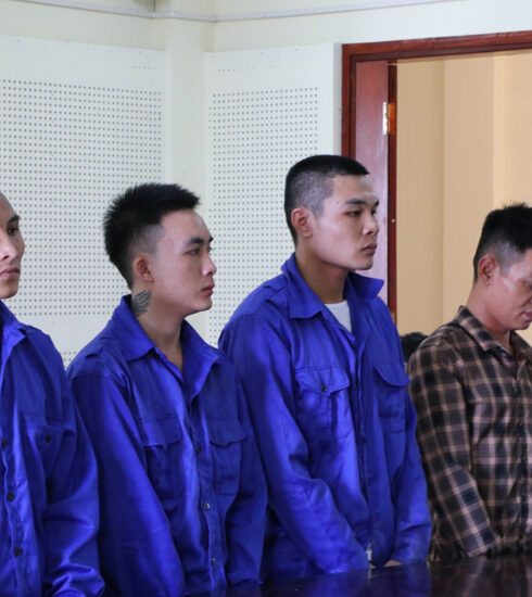 Các bị cáo Dũng, Hai, Đông, Đạt và Nghĩa (từ trái sang) tại tòa. Ảnh: Hùng Lê