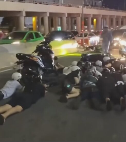 Hàng chục thanh niên đua xe trái phép bị cảnh sát khống chế, bắt nằm sấp ở trên cầu Sài Gòn. Ảnh: Công an cung cấp