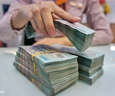 Giao dịch tại một ngân hàng thương mại. Ảnh: Giang Huy