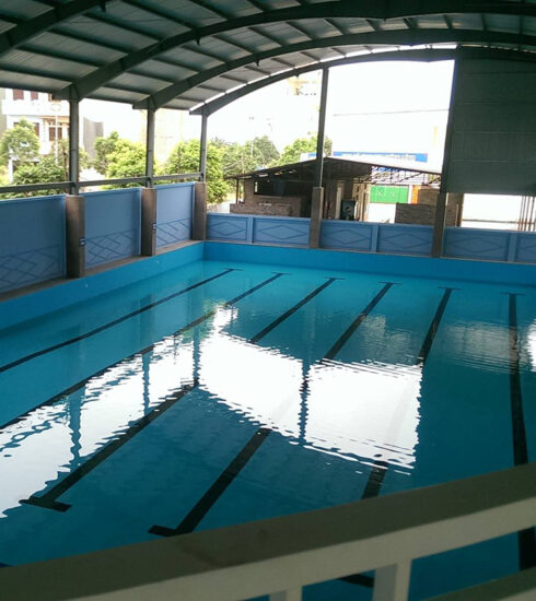 Bể bơi của trường, nơi xảy ra sự việc. Ảnh: VIS