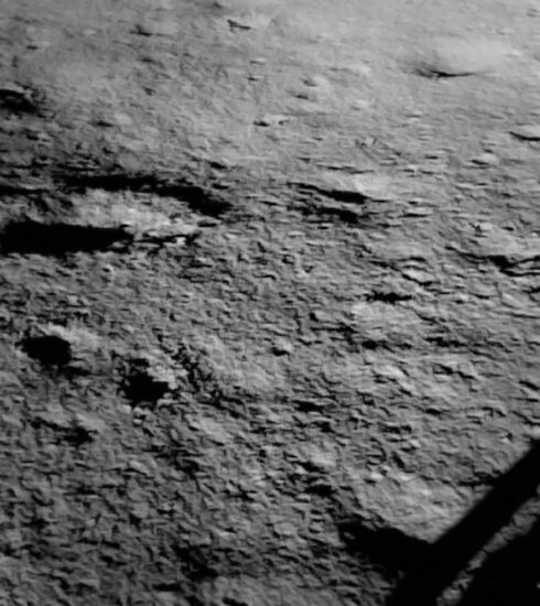 Ảnh chụp một phần bãi đáp của trạm đổ bộ Vikram trên Mặt Trăng. Ảnh: ISRO