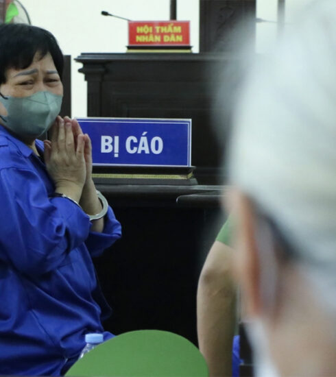 Bị cáo Chung chắp tay xin lỗi mẹ già trước khi đi thụ án. Ảnh: Hùng Lê