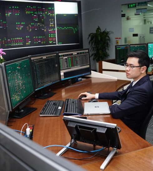 Cán bộ Trung tâm Điều độ hệ thống điện quốc gia (A0) trực vận hành hệ thống điện. Ảnh: EVN