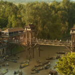 Cây cầu trong đại cảnh chợ nổi là một trong những chi tiết gây tranh cãi của Đất rừng phương Nam. Ảnh: HKFilm