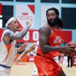 Holder (phải) bị đuổi từ hiệp hai khiến Danang Dragons suy giảm sức mạnh trong trận gặp Hanoi Buffaloes hôm 15/8. Ảnh: VBA