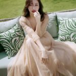 Ngày 15/8, hoa hậu Lương Thùy Linh tung bộ ảnh đón sinh nhật theo phong cách tiểu thư. Cô chọn trang phục, cách trang điểm pha trộn nét cổ điển - hiện đại như váy voan, son đỏ.