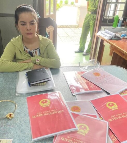 Đỗ Thị Yến Ly cùng nhiều vàng, sổ đỏ giả để lấy chồng và lừa đảo. Ảnh: Công an cung cấp