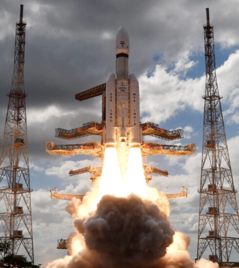 Nhiệm vụ Chandrayaan-3 của Ấn Độ phóng hôm 14/7 và đặt mục tiêu đáp xuống gần cực nam Mặt Trăng ngày 23/8. Ảnh: ISRO/EPA