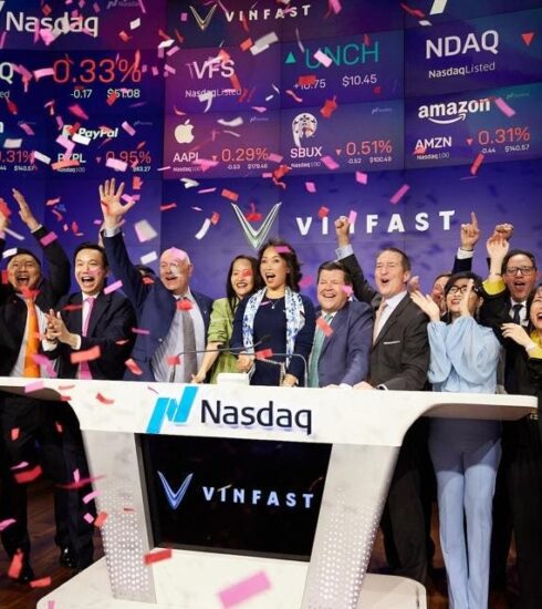 Các đại diện của VinFast và Nasdaq trong lễ rung chuông hôm 15/8. Ảnh: VinFast
