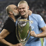 Guardiola (trái) mừng Siêu Cup châu Âu với tiền đạo Erling Haaland, tối 16/8 trên sân trung lập ở Hy Lạp. Ảnh: AFP