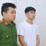 Nghi can Hiệu (góc phải) tại cơ quan điều tra. Ảnh: Công an cung cấp