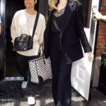 Angelina Jolie và con trai Pax Thiên mặc cùng phong cách khi dạo phố. Ảnh: GC Images