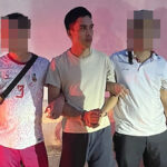 Nguyễn Đức Trung (giữa) lúc bị bắt. Ảnh: Xuân Hoa