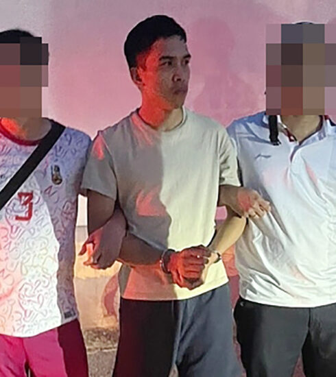 Nguyễn Đức Trung (giữa) lúc bị bắt. Ảnh: Xuân Hoa