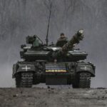 Xe tăng T-64BV Ukraine triển khai gần thành phố Bakhmut hồi tháng 3. Ảnh: AFP