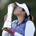Lilia Vu nâng cup vô địch major Womens Open 2023 trên sân Walton Health, Surrey, Anh ngày 13/8. Ảnh: AP