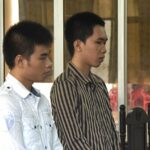 An Minh Đạt (áo sọc) và Sang tại tòa hôm nay. Ảnh: An Minh